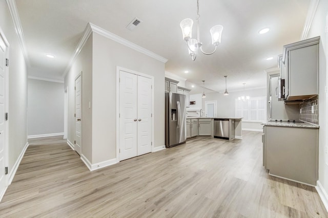 kitchen featuring light wood-style flooring, a notable chandelier, stainless steel appliances, a peninsula, and gray cabinets