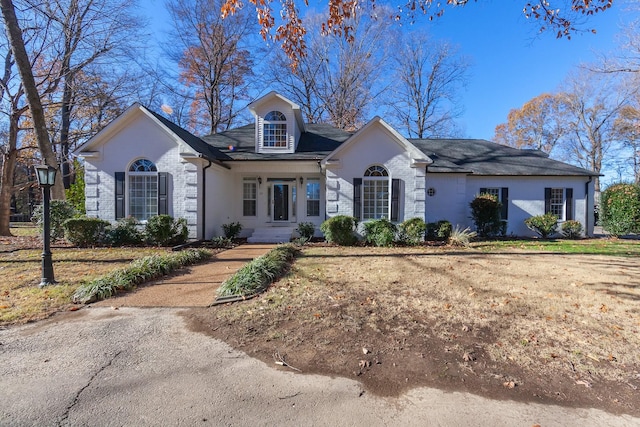 single story home with a front lawn