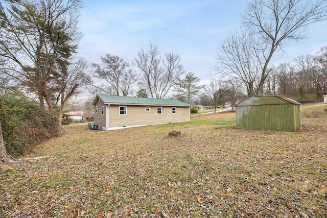 view of yard featuring an outbuilding