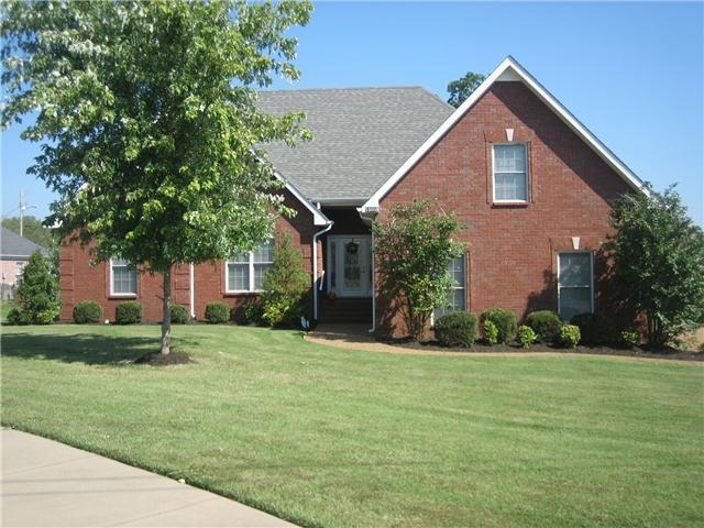 view of front of home featuring a front lawn