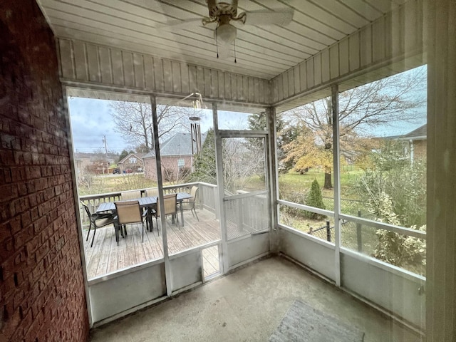 sunroom with ceiling fan