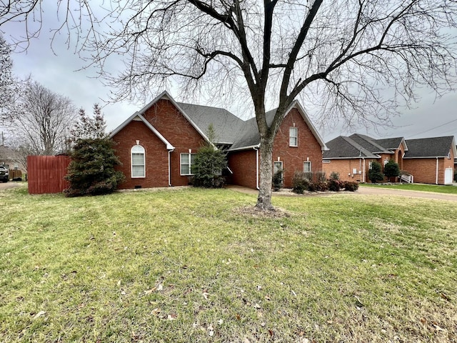 view of front of house featuring a front lawn