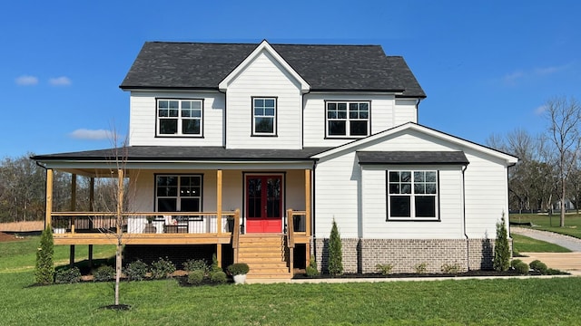 view of front facade featuring a porch and a front yard