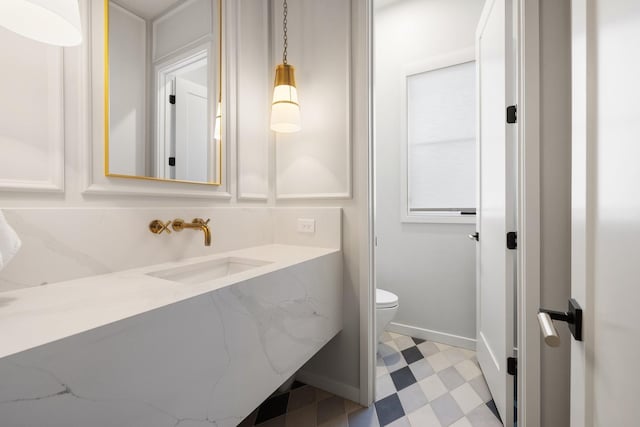 bathroom featuring toilet and sink