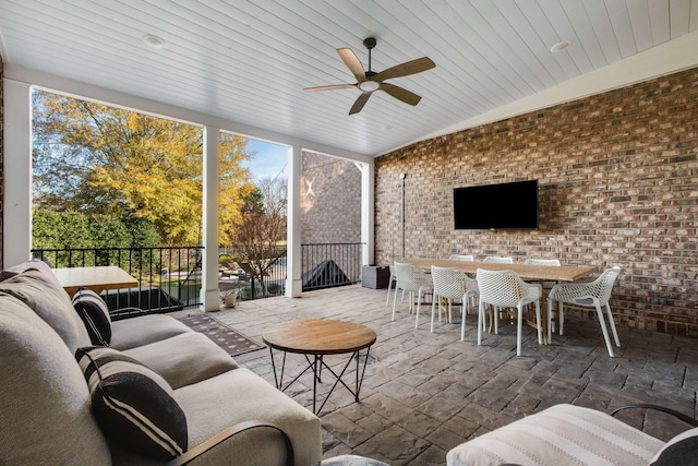 sunroom with ceiling fan