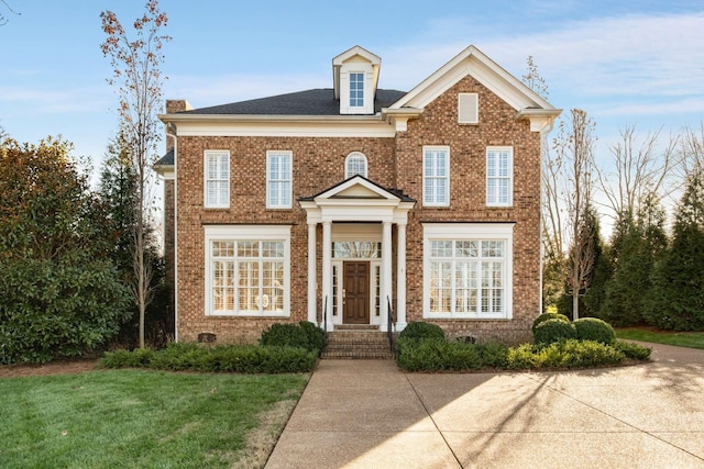 view of front of home featuring a front lawn