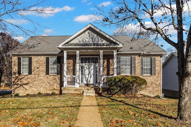 view of front facade featuring a front yard