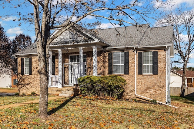 view of front of house featuring a front lawn