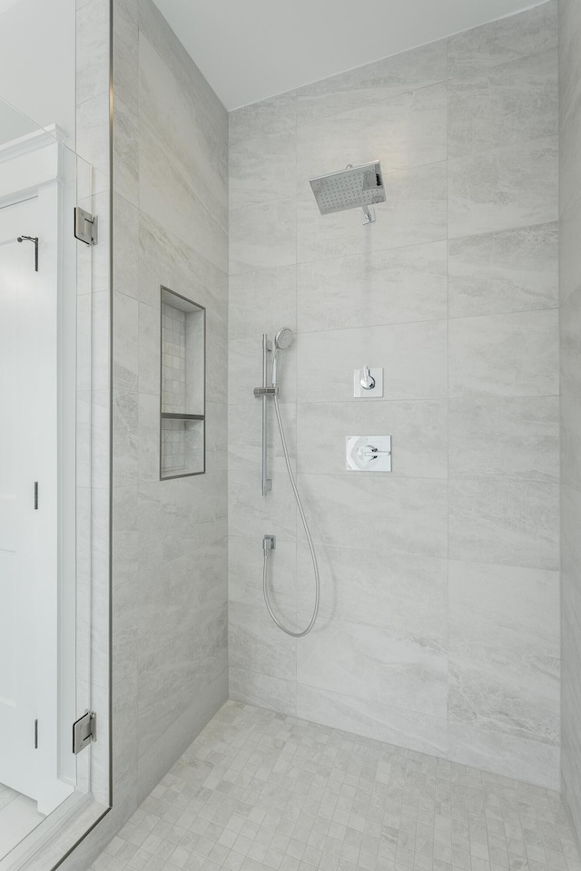 bathroom featuring tiled shower