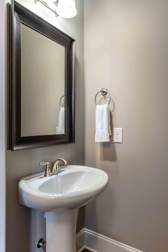 bathroom featuring sink