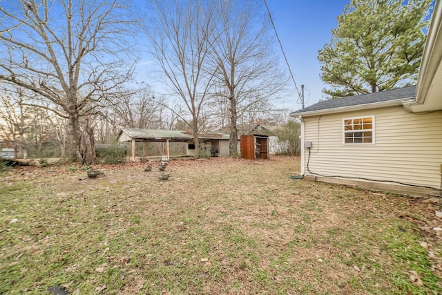 view of yard with a shed