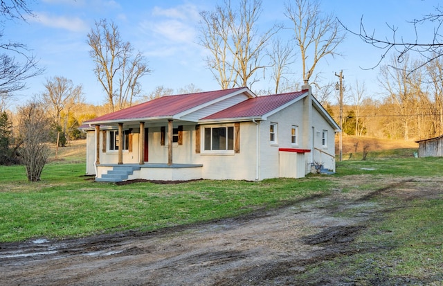 view of front facade with covered porch and a front lawn