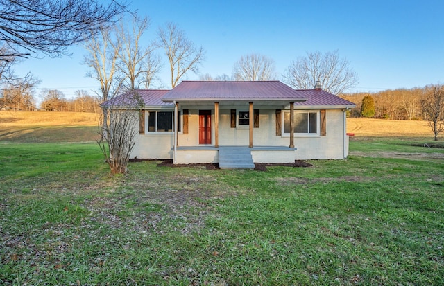 view of front facade with covered porch and a front yard