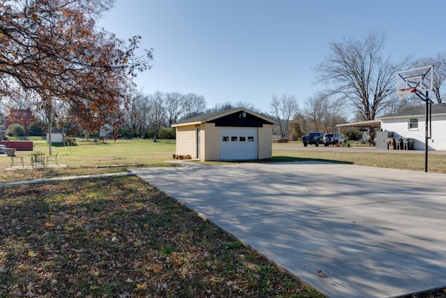 view of yard featuring a garage and an outbuilding