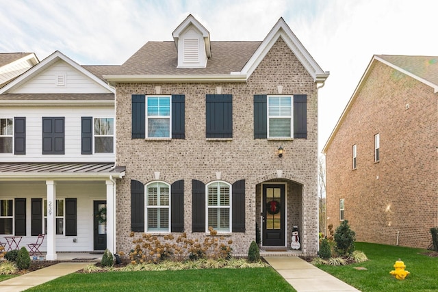 view of front of property featuring a front yard and a porch