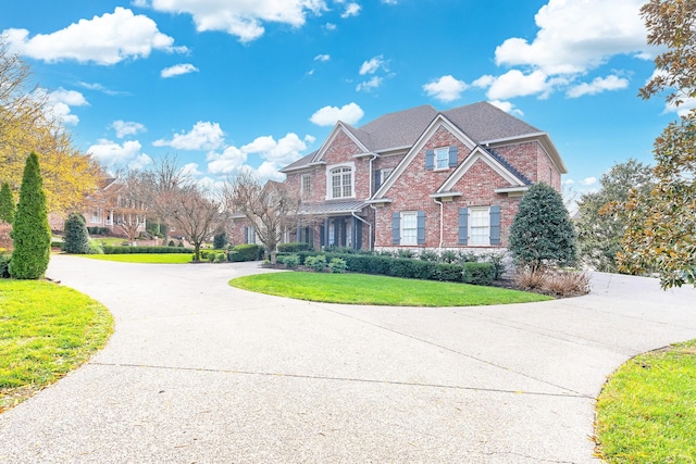 craftsman-style home featuring a front yard