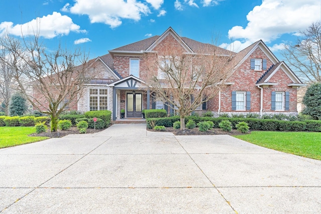 craftsman inspired home featuring a front yard