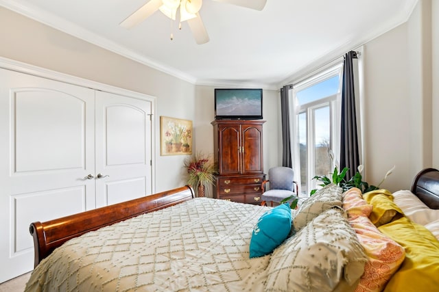 bedroom featuring ceiling fan, ornamental molding, and a closet