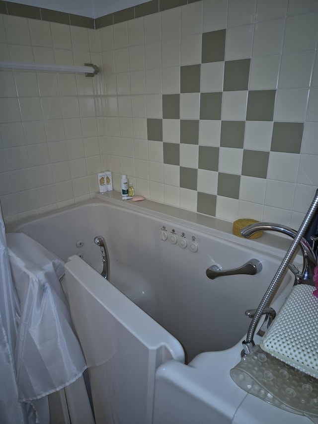 bathroom featuring a washtub