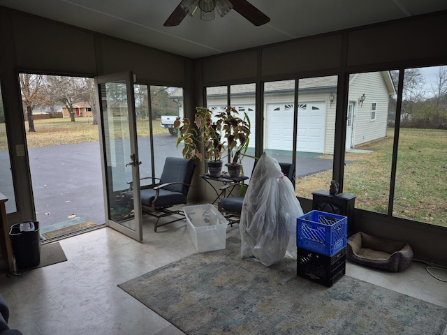 sunroom with ceiling fan