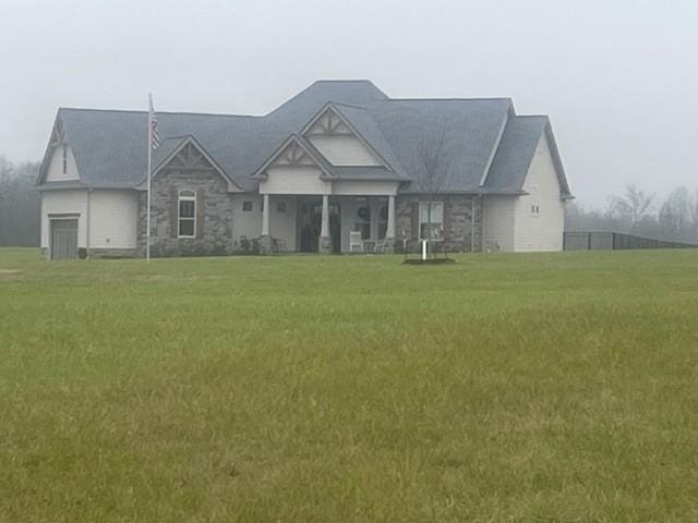 view of front of property featuring a front yard