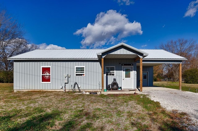 view of front of home with a front lawn and a carport