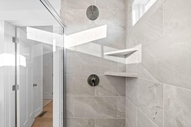 bathroom featuring a tile shower