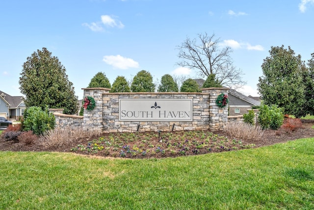 community sign featuring a yard