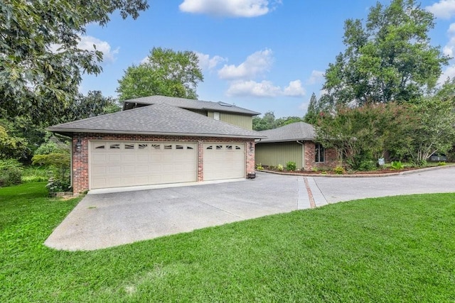 view of front of house featuring a front lawn