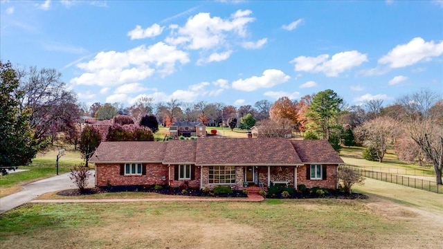 single story home with a front lawn