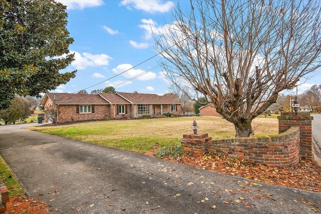 ranch-style home featuring a front lawn