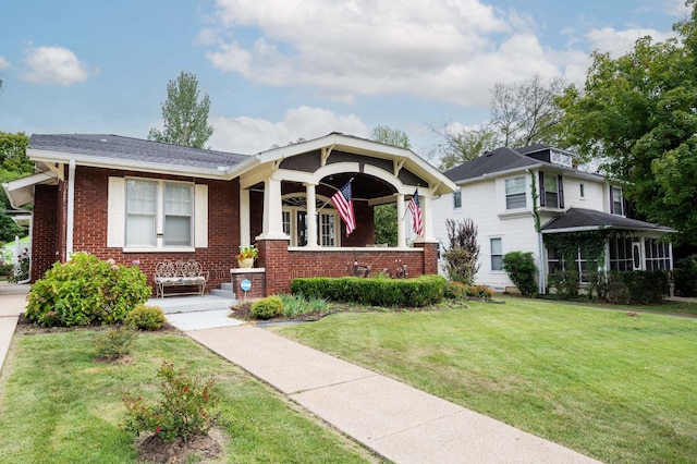 view of front of property featuring a porch and a front yard