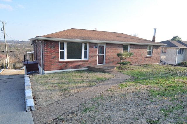 ranch-style home featuring a front lawn