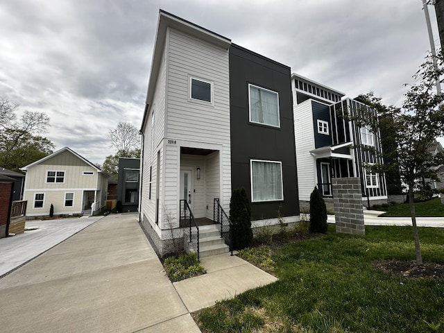 view of front of home featuring a front yard