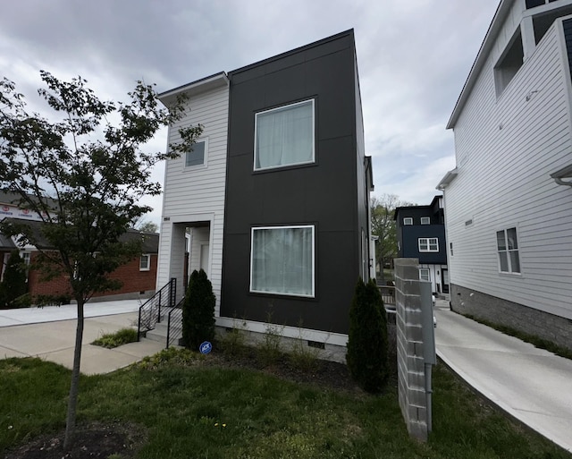 view of front of property with a front yard