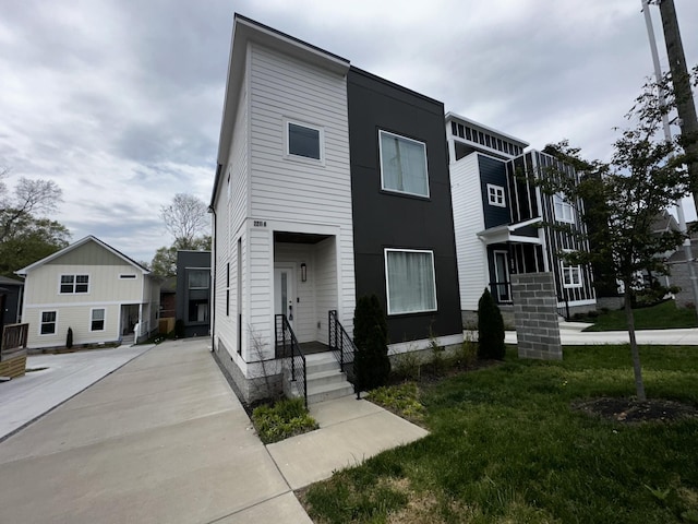 view of front of house featuring a front lawn