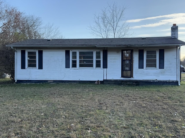 view of front facade featuring a front lawn