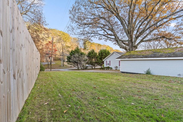 view of yard featuring a mountain view