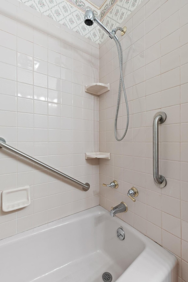 bathroom featuring tiled shower / bath combo