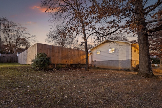 view of yard at dusk