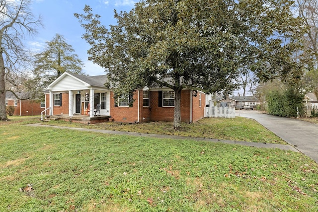 view of front of home featuring a front yard