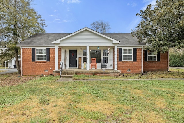 view of front of property featuring a front yard