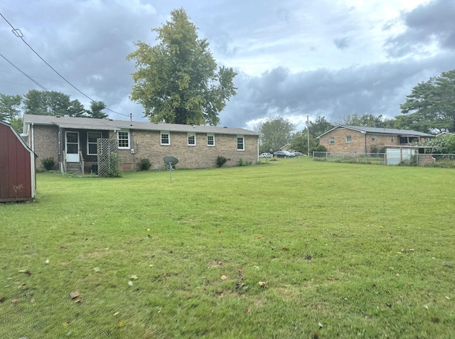 view of yard featuring a shed