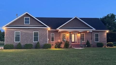 view of front of property with a front yard