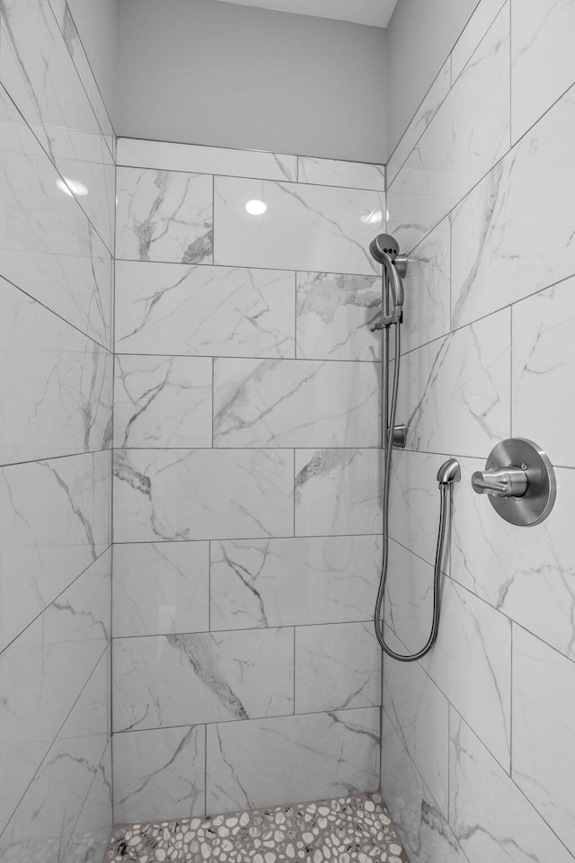 bathroom featuring tiled shower