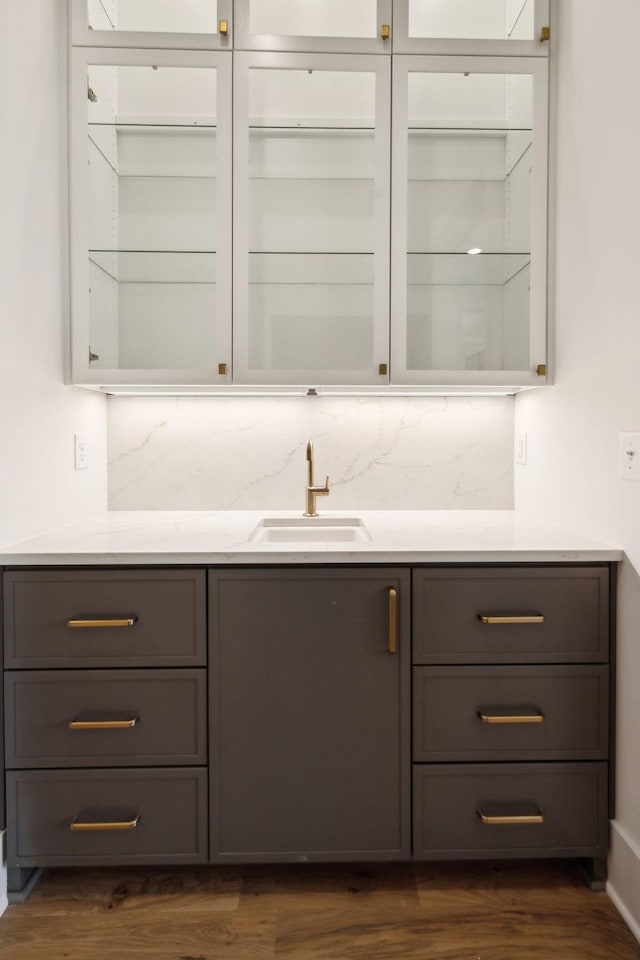 8901 Palmer Way, Brentwood, TN 37027 - bar area featuring tasteful backsplash and dark wood-style floors