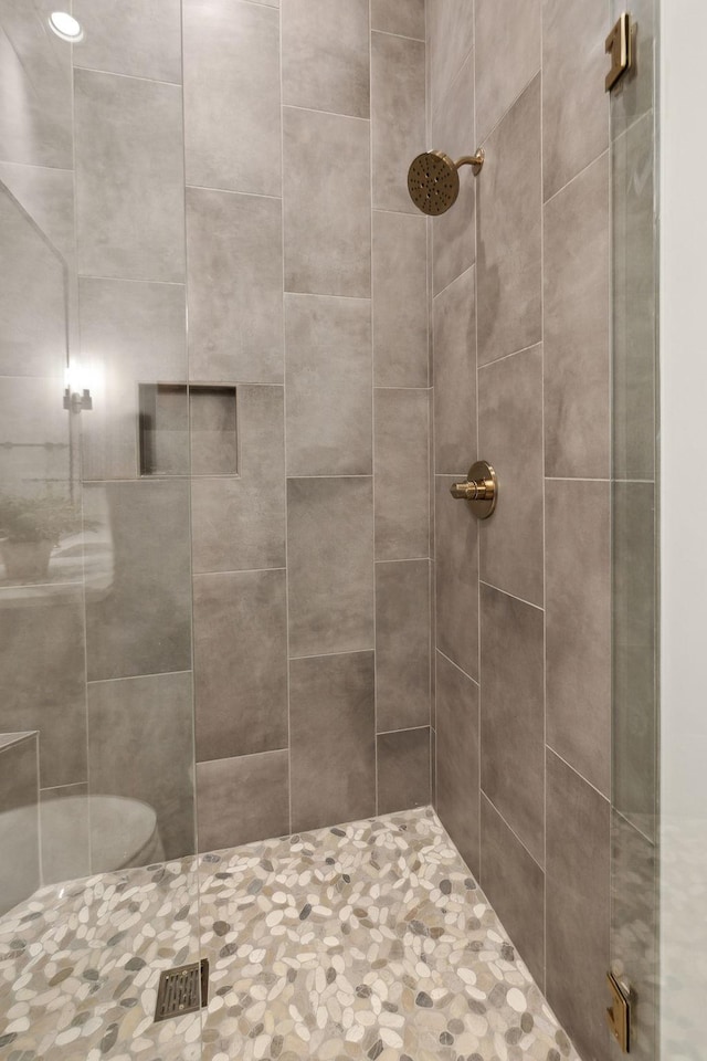 bathroom featuring a tile shower