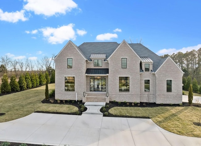 view of front of house featuring a front yard