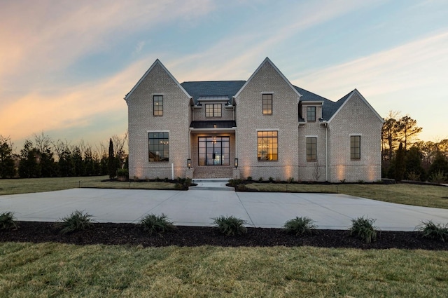 view of front of property featuring a yard