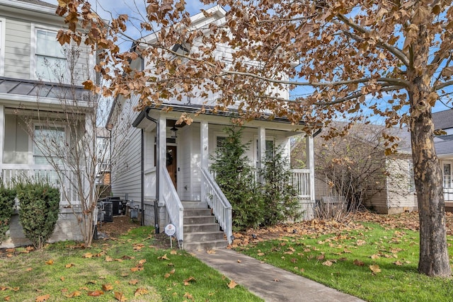 view of front of home with a front lawn